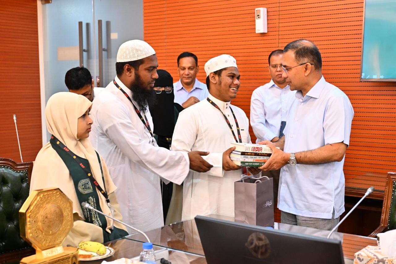 সৌদি আরবে অনুষ্ঠিত ৪৬তম  আন্তর্জাতিক পবিত্র কোরআন প্রতিযোগিতায় বিজয়ী হাফেজদের সংবর্ধনা অনুষ্ঠানে তারেক রহমান