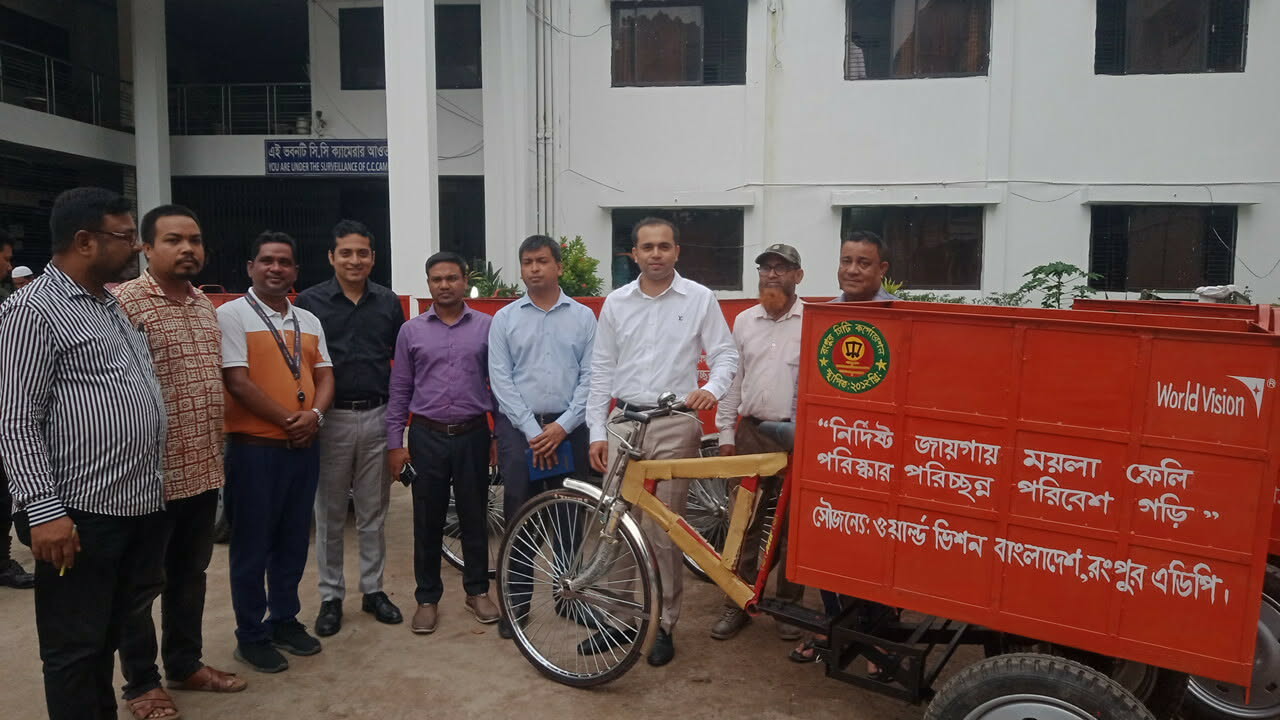 রংপুর সিটি করপোরেশনে ৫টি বর্জ্য পরিবহন ভ্যান হস্তান্তর