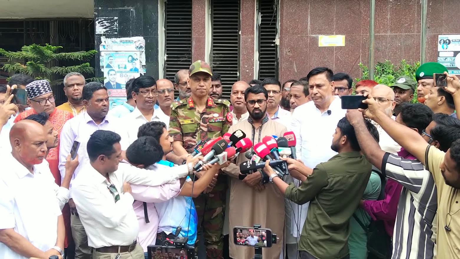 স্বাস্থ্যসেবায় মানুষের আস্থা বেড়েছে, বাড়ছে সরকারি হাসপাতালে রোগীর চাপ-রংপুরে রাশেদ খান