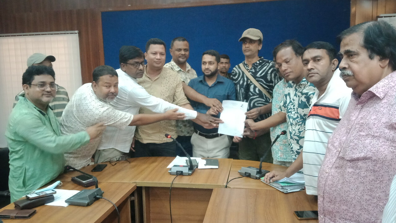 রংপুর মহানগরীর ১৬৪ পূজামণ্ডপে সদর উপজেলার চালের ডিও বিতরণ