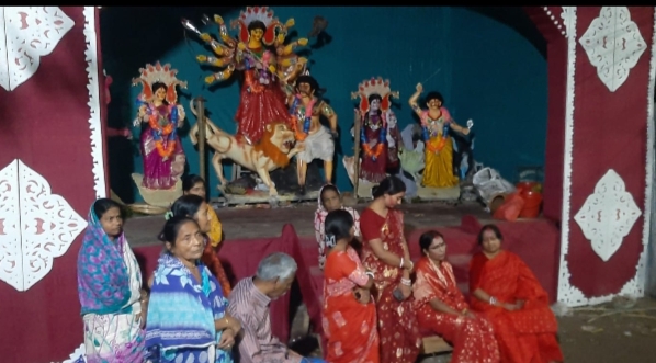 জমি বিরোধে দুই দিনেও প্রতিমা বিসর্জন হয়নি ঠিকাদারপাড়ায় সড়ক অবরোধ, উত্তেজনা; মণ্ডপে বিজিবি মোতায়েন