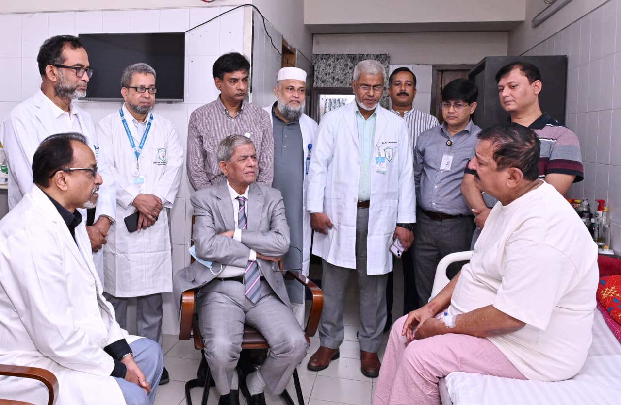 ভূমিমন্ত্রীকে দেখতে হাসপাতালে গেলেন রাষ্ট্রপতি