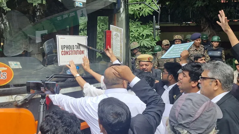 আইনজীবীদের মুক্তির নির্দেশ ভারতের প্রধান বিচারপতি